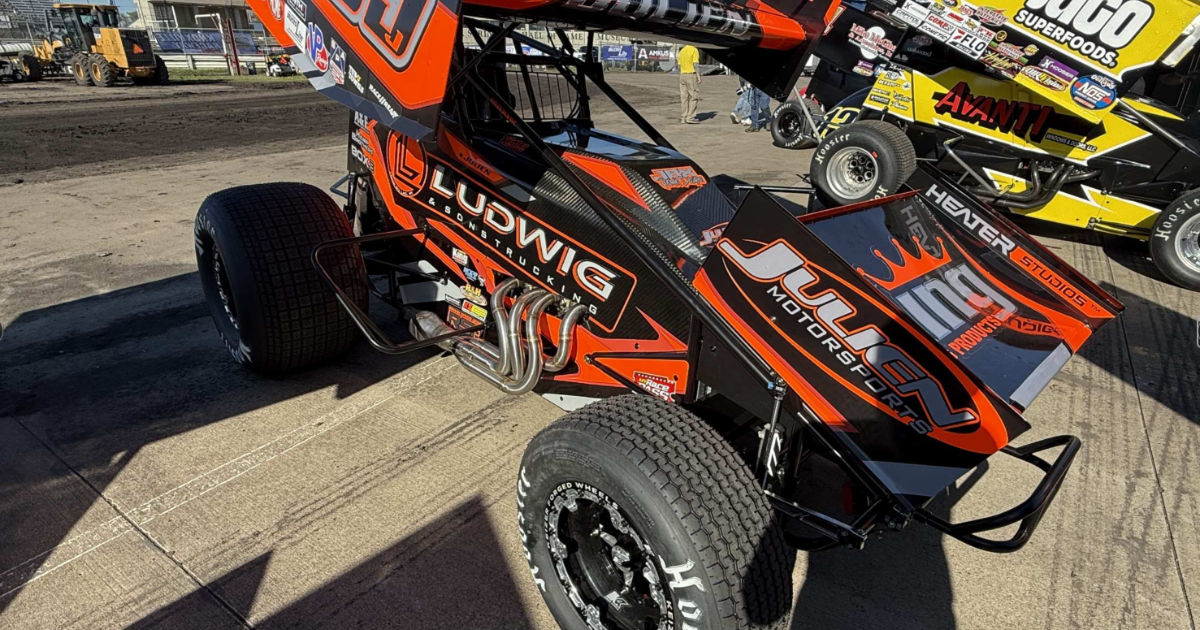 Sprint car featuring Five Star body components at Knoxville Raceway