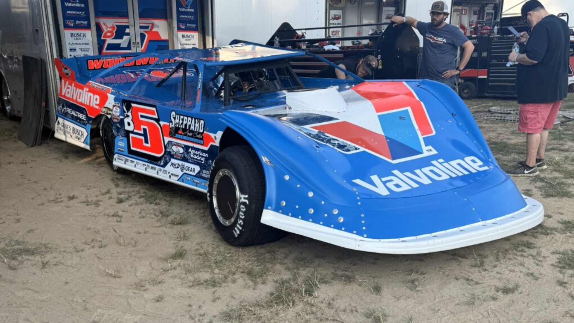 No. B5 car in the pits